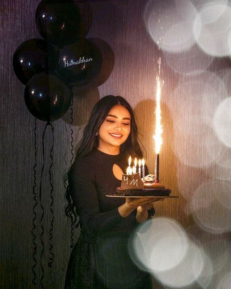 Birthday Party Photography, Cute Birthday Pictures, 21st Birthday Photoshoot, Birthday Post Instagram, Birthday Photography, Birthday Shoot, Party Photography, Best Photo Poses, Birthday Pictures