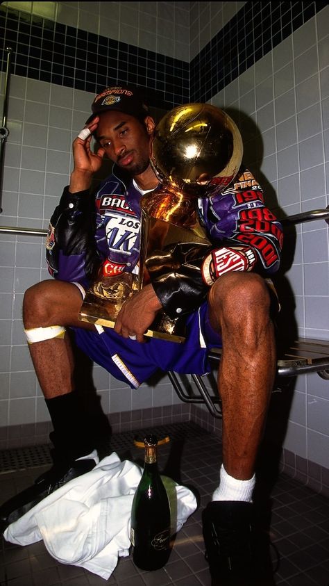 Legendary Basketball Pictures, Kobe Bryant Sitting With Trophy, Coolest Nba Photos, Aux Battle Pics, Basketball Athlete Aesthetic, Vintage Sports Pictures, 2000s Basketball Aesthetic, Nba Polaroid, Kobe With Trophy