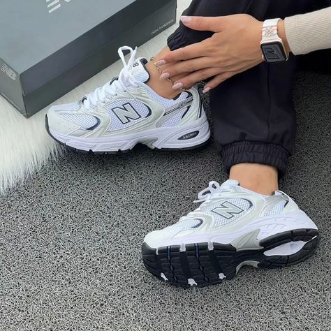 Sneakers Trending, Snicker Shoes, Sneaker Trends, Trendy Footwear, Sneakers Trendy, Girls Shoes Sneakers, Pretty Shoes Sneakers, Shoes Outfit Fashion, Classy Shoes