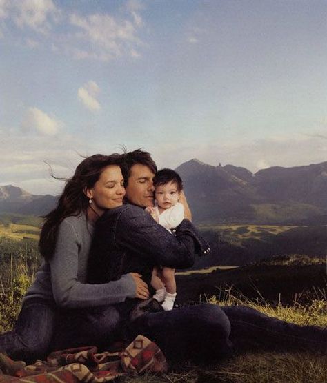 Katie Holmes, Tom Cruise and Suri Cruise by Annie Leibovitz for Vanity Fair October 2006. Tom Cruise And Suri, Katie Holmes Tom Cruise, Anne Leibovitz, Suri Cruise, Family Photo Frames, Family Inspiration, Annie Leibovitz, Family Poses, Celebrity Families