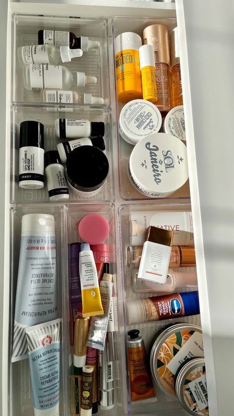 Skincare Organization Drawer, Organizing Ideas For Desk, Skincare Drawer, Clear Organization, Rangement Makeup, Makeup Vanity Storage, Vanity Inspo, Room Organization Bedroom, Room Organisation