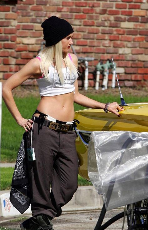 Gwen Stefani Blonde, Gwen Stefani 2000s, Gwen Costume, Gwen Stefani 90s, 00s Party, Gwen Stefani Style, Hollaback Girl, 90s 2000s Fashion, Celebrity Costumes