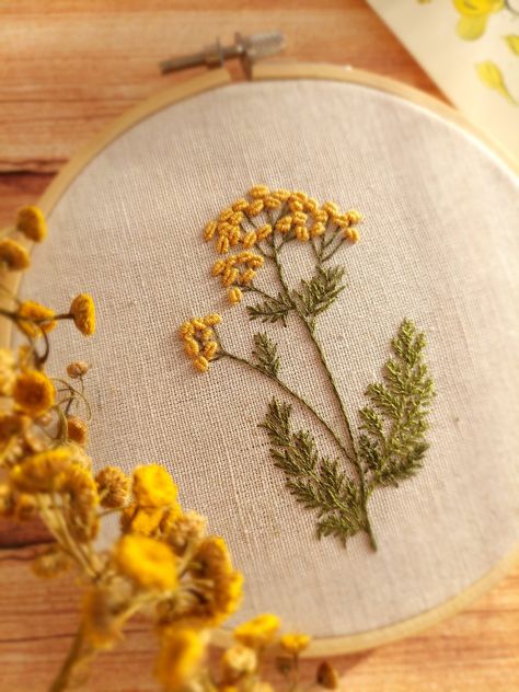 Dainty Flower Embroidery, Flower Stitching Embroidery, Hand Embroidery Aesthetic, Embroidery Aesthetic Vintage, Wild Flowers Embroidery, Broderie Aesthetic, Earthy Embroidery, Simple Embroidery Ideas, Cottage Core Embroidery