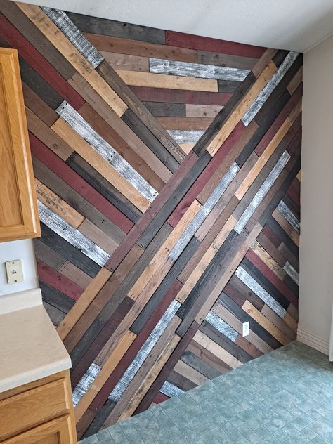 Pallet Wood Walls, Wood Projects Simple, Barndo House, Simple Wood Projects, Scrap Wood Ideas, Simple Woodworking Projects, Pallet Wood Wall, Barn Wood Wall, Wall Boards