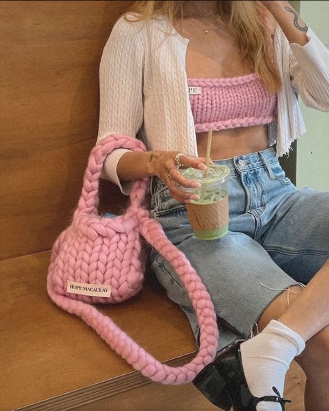 Wool Bags Handmade, Alexis Fashion, Chunky Knit Bag, Pink Bags Outfit, Yarn Logo, Hope Macaulay, Bag Tutorials, Crochet Cozy, Wool Bags