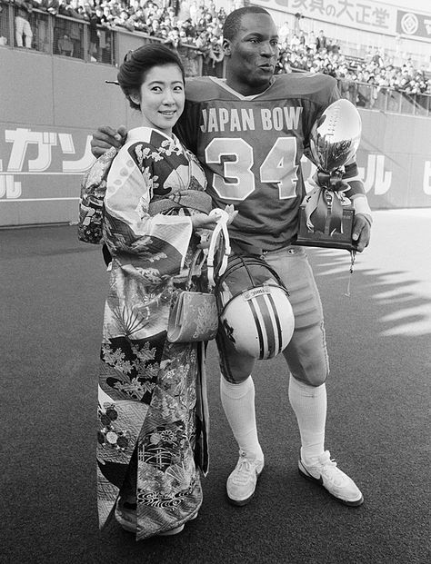 Bo Jackson & Fan | Japan Bowl, 1986 | after winning the Heisman Trophy, Jackson went to Yokohama, Japan to compete in the Japan Bowl all-star football game. Jackson's East team defeated the West & Jackson was named the MVP (news article: http://articles.latimes.com/1986-01-12/sports/sp-27344_1_japan-bowl ) | Photo: AP Photo/Matsumoto | more classic Bo Jackson photos: http://sportsillustrated.cnn.com/multimedia/photo_gallery/1211/bo-jackson-classic-photos/content.1.html College Football Players, Girls Football Boots, Auburn Football, Black Cowboys, Nfl Football Players, Heisman Trophy, Yokohama Japan, Raiders Football, Bo Jackson