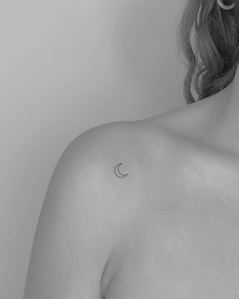 Tattoo Pequeños Mujer, Luna Tattoo, Maching Tattoos, Small Moon Tattoos, Bookish Tattoos, Small Shoulder Tattoos, Moon Tattoo Designs, Small Pretty Tattoos, Petite Tattoos