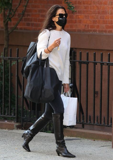 Every Piece You Need to Re-Create Katie Holmes's Cool Capsule Wardrobe Katie Holmes Street Style, Khaite Boots, Katie Holmes Outfits, Winter Casual Style, Katie Holmes Style, Mischa Barton, New York Winter, Fall Trend, Amal Clooney