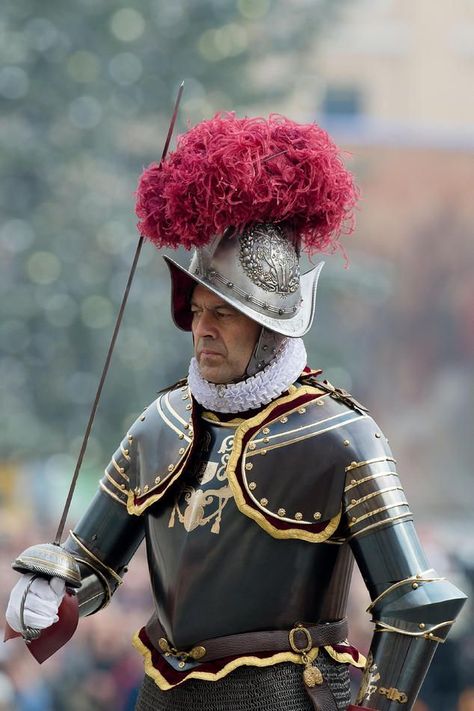 Swiss Guardsman Officer Ceremonial Armor Western Armor, Swiss Guard, Liturgical Seasons, Medieval Armour, Military Drawings, Honor Guard, Historical Armor, Military Units, Knight Armor