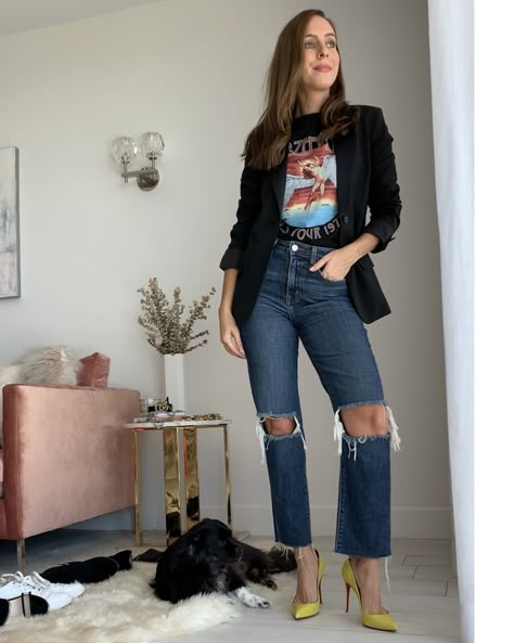 Sydne Style shows ways to wear a graphic tee with jeans and blazer Graphic Tshirt Outfit, Band Tee Outfits, Tee Outfits, Graphic Tee Outfit, Leather Pants Outfit, Graphic Tee Style, Graphic Tee Outfits, Oversized Outfit, Los Angeles Fashion