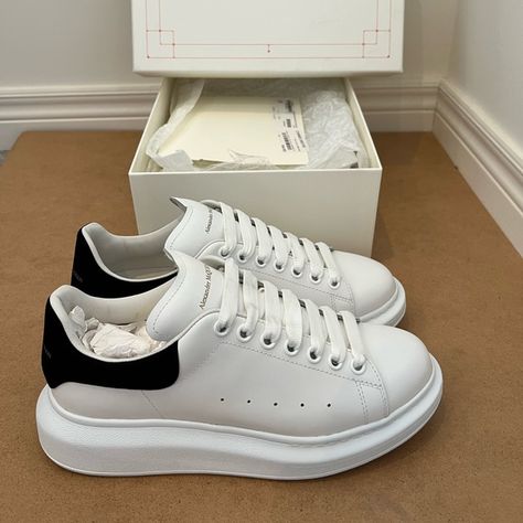 ALEXANDER MCQUEEN Size 41 SNEAKER PELLE S. GOMMA LARRY DAIM VELOUR Alexander Mcqueen Aesthetic, Alexander Mcqueen Sneakers, Birthday Money, Mcqueen Shoes, Alexander Mcqueen Shoes, Soft Classic, Dream Shoes, White Shoes, Things To Buy