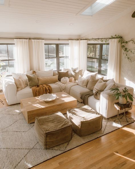 Beige Sectional Living Room, Cream Couch Living Room, Brown And Green Living Room, Beige Couch Living Room, White Couch Living Room, Beige Bank, Couches Living, Beige Living Rooms, Neutral Living Room