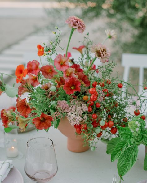 Instagram Tomato Floral Arrangement, Tomato Flower Arrangement, Tomato Centerpiece, Pink And Red Flower Arrangements, Red Flower Centerpieces, Poppy Centerpiece, Red Floral Arrangements, Small Red Flowers, Red Flower Arrangements