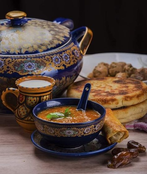 Moroccan Soup, Plats Ramadan, Algerian Women, Moroccan Kitchen, Morocco Food, Algerian Food, Algerian Culture, Algerian Recipes, Moroccan Food