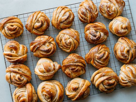 Swedish Cardamom Buns Recipe, Cardamom Buns Recipe, Cardamom Rolls, Cardamom Buns, Swedish Food, Swedish Recipes, Bun Recipe, Sweet Rolls, Bread And Pastries