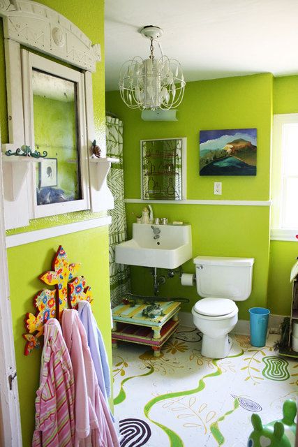 Elizabeth Chapin's house Lime Green Bathroom, Lime Green Bathrooms, Green Bathroom Decor, Painted Wood Floors, Green Apartment, Style Marocain, Bathroom Color, Boho Bathroom, Green Walls