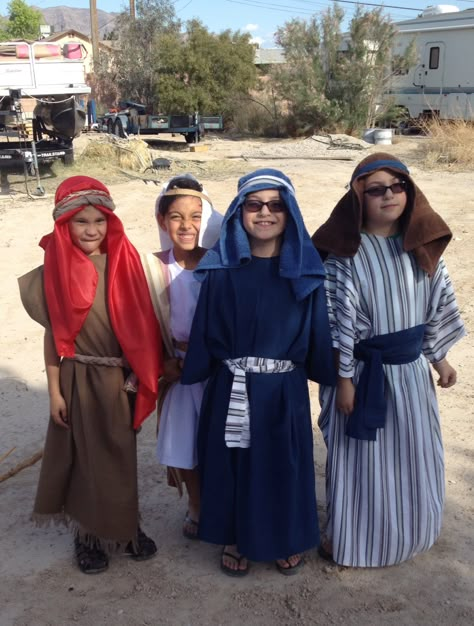 Bible costumes. Really easy to make. Used flat sheets, folded in half, cut at the fold for head to go through, it was too long so we cut the bottom & used as belts & head piece. Biblical Outfits, Bible Outfits, Jesus Costume, Shepherd Costume, Bible Costumes, Family Worship Night, Family Worship Ideas, Biblical Costumes, Nativity Play