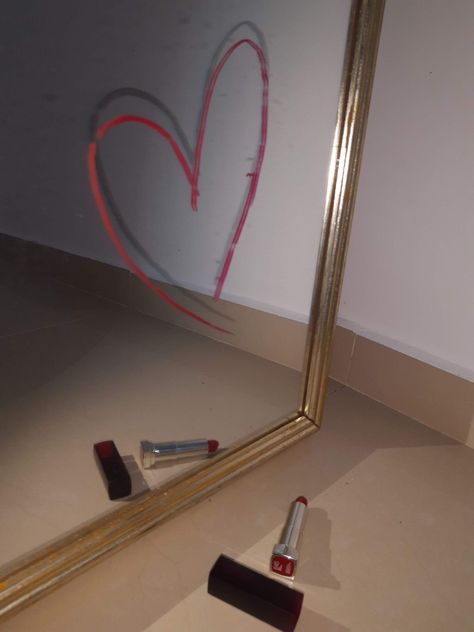 Frases espejo labial rojo aesthetic Aesthetic Lipstick Pictures, Red Writing Aesthetic, Lipstick On Mirror Aesthetic, Lipstick Mirror Writing, Mirror Writing Aesthetic, Lipstick In Mirror, Lipstick On Mirror, Mirror With Lipstick, Lipstick Writing