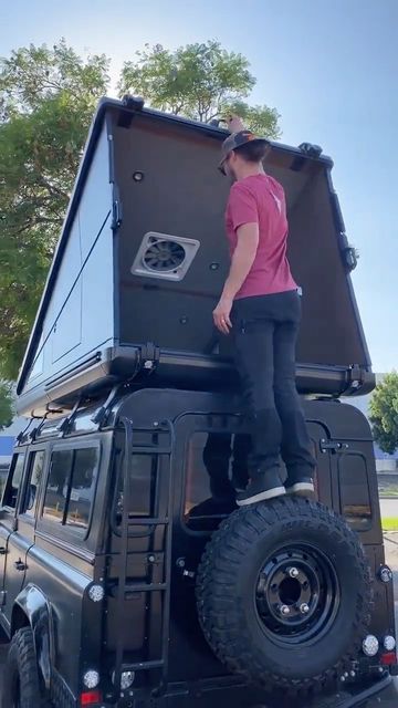 Man of Many on Instagram: "If you need me, here's where you'll find me 💁‍♂️ 🎥: @redtailoverland" Roof Camping, Kangoo Camper, T3 Vw, Tenda Camping, Car Fridge, Bed Early, Jeep Camping, Camping Inspiration, Kombi Home