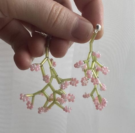 Handmade Wire And Bead Jewelry, Bead Projects Ideas, Kasut Kahwin, Beaded Flower Earrings, Seed Bead Projects, Bead Flowers, Seed Bead Jewelry Patterns, Idee Cricut, Seed Bead Flowers