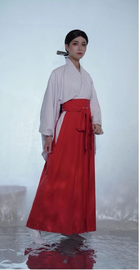 Traditional Female Japanese Clothing, Feudal Japan Clothing Women, Japanese Shrine Maiden Outfit, Japanese Servant Outfit, Male Shrine Maiden, 1800s Japanese Fashion, Ancient Japan Clothing, Feudal Japan Clothing, Heian Era Clothing