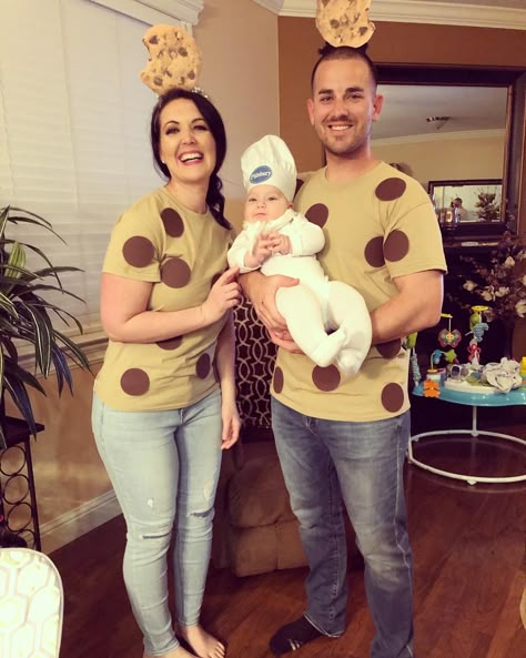 Family costume with baby, DIY costume, baby costume Pillsbury Dough Boy Costume, Family Costume With Baby, Halloween Costumes For Twin Babies, Pillsbury Doughboy Costume, Matching Family Halloween Costumes, Costumes For Family, Family Themed Halloween Costumes, Halloween Family Costumes