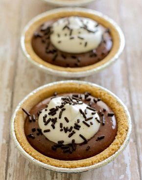 Mini Chocolate Pie, Small Pies, Mini Pie Maker, Mini Pie Crust, Mini Pie Recipes, Smores Pie, Smores Dessert, Smore Recipes, Individual Pies