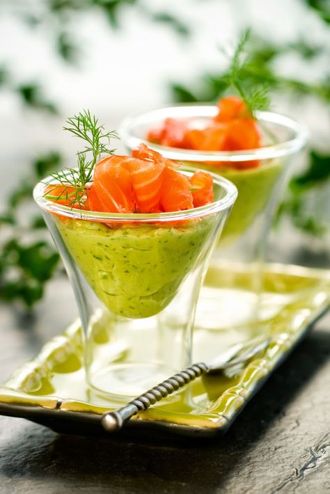 Scrumpdillyicious: Avocado Dill Mousse & Smoked Salmon Verrine Avocado Mousse, Elegant Appetizers, Avocado Cream, Smoked Salmon, Food Presentation, Salmon Recipes, Clean Eating Snacks, Finger Food, Appetizer Snacks