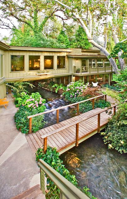 Kaweah Falls: A River running through it and under the dining room! Designed by Frank Lloyd Wright's student, Frank Robert, Kaweah Falls is a modern rustic retreat home tucked away at the base of the Sequoia National Park in the cozy Sierra Nevada mountain town of Three Rivers, CA. Kaweah Falls has 4 private bedrooms, each with it’s own en suite bathroom—and river views from every room... the Great Escape. Florida House, House Things, River House, A Bridge, Residential Design, House In The Woods, In The Woods, My Dream Home, Future House