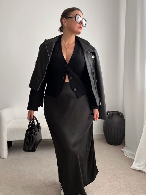 Satin Fall Outfit, Plus Size Sophisticated Outfits, All Black Fall Outfits Black Women, Silk Skirt Outfit Casual Plus Size, Black Skirt Date Night Outfit, Silk Skirt And Cardigan Outfit, Black Women Outfits Plus Size, Office Looks Plus Size, Black Silk Skirt Outfit Plus Size