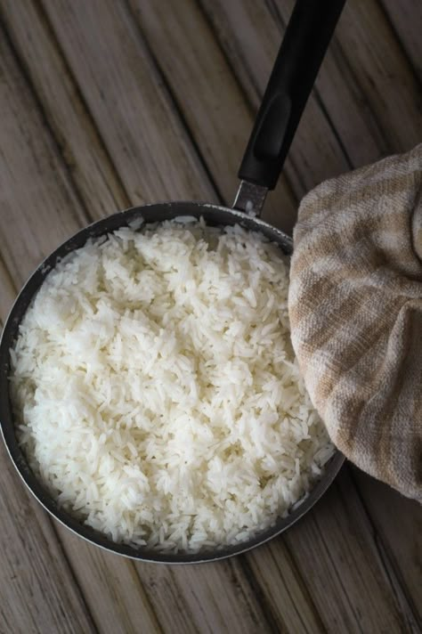 How to Cook Perfect Jasmine Rice -- the trick is putting a tea towel in between the lid and the pot in order to prevent condensation from "raining" down into the pot and making your rice mushy! Perfect Jasmine Rice, White Rice Recipes, How To Boil Rice, Rice Recipes For Dinner, Cooking Rice, Perfect Rice, How To Cook Rice, Jasmine Rice, Pasta Rice