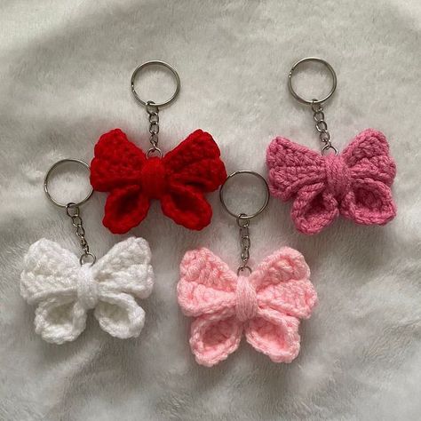 Crafts When Bored, Pink Crochet Bag, Keychains Crochet, Crochet Valentine Patterns, Crochet Ribbon, Bouquet Crochet, Crochet Valentine, Keychain Pattern, Valentines Patterns