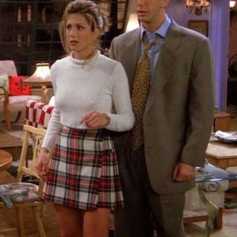 Everything Rachel Green Wore That We Would Totally Wear Now 1990s Fashion Party, Rachel Green Plaid, Jennifer Aniston Friends, 90s Fashion Party, Early 90s Fashion, Rachel Green Style, Rachel Green Outfits, 90s Icons, Green Plaid Skirt