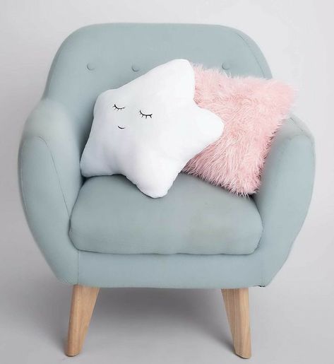 Cute Soft Pillows, Cute Things For Room Decor, Bedroom Ideas For Girls 6-8, Fluffy Pillows Bedroom, Pillows On Bed Aesthetic, Cute Pillows For Bed, Cute Chairs For Bedrooms, Cute Decorations For Bedrooms, Cute Pillows Aesthetic