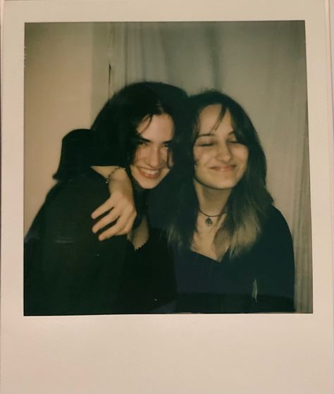 Best friends Cute Polaroids With Friends, Polaroid Of Friends, Polaroid Pics With Friends, Poloroid Pictures Ideas Best Friend, Bff Polaroid Pictures, Best Friend Polaroid Pictures Aesthetic, Polaroids With Friends, Polaroid Inspo Pictures, Polaroid Picture Poses