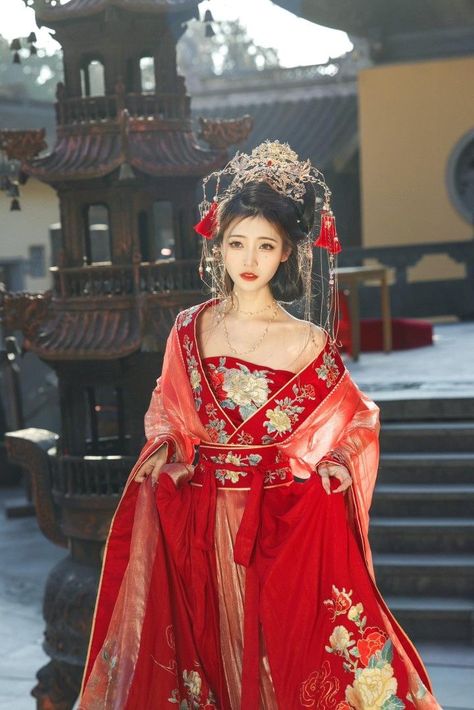 Chinese Wedding Dress Traditional Hanfu, Ancient Chinese Wedding Dress, Chinese Outfits Traditional Women, Japanese Royalty Clothing, Empress Hanfu, Empress Outfit, Hanfu Wedding Dress, Chinese Outfits Fashion, China Traditional Dress