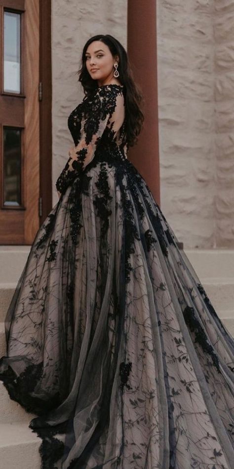 Blush And Black Wedding Dress, Black Wedding Dress With Sleeves, Plus Size Black Wedding Dresses, Black Corset Wedding Dress, Plus Size Black Wedding Dress, Black Wedding Dress Lace, Alternative Wedding Dress Color, Famous Wedding Dress Designers, Black White Wedding Dress