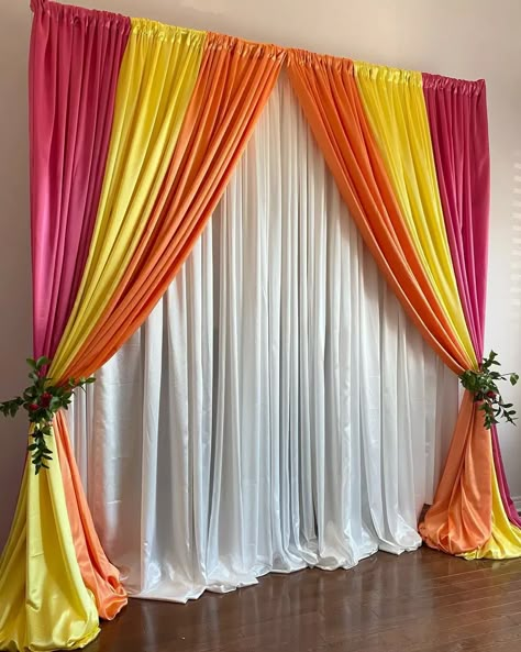 Pasni Decoration Ideas, Mehendi Backdrop Decor At Home, Selfie Point, Haldi Decoration Ideas, Haldi Ceremony Decorations, Small Wedding Decor, Haldi Decoration, Simple Stage Decorations, Mehendi Decor Ideas