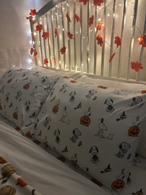 Fall Room Ideas, Halloween Bedroom Decor, Autumn Room, Fall Room Decor, Fall Bedroom Decor, Halloween Bedroom, Fall Room, Halloween Room, Halloween Room Decor