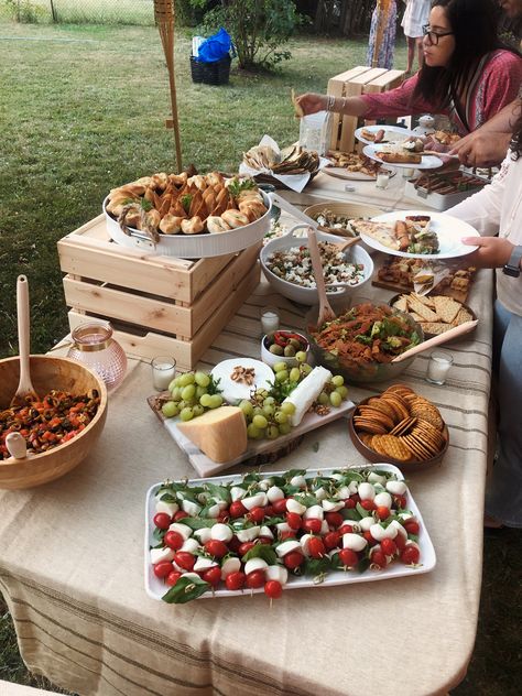 Garden Party Catering Ideas, Garden Bbq Party Decorations, Picnic Food Set Up, Boho Backyard Engagement Party, Bday Bbq Backyard Parties, Picnic Style Party Food, Picnic Style Wedding Food, Engagement Party Snack Table, Aesthetic Bbq Party