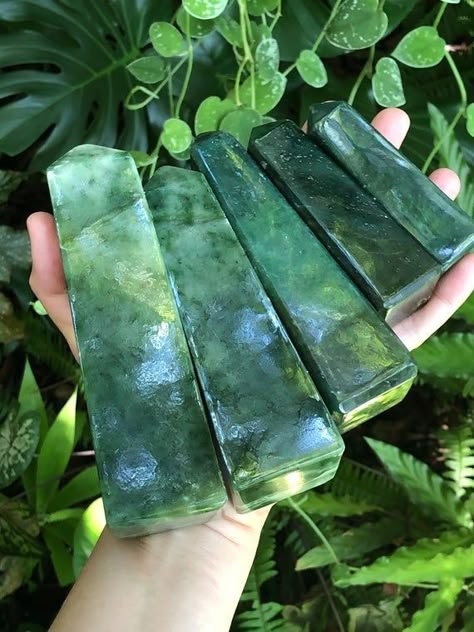 Jade Crystal Aesthetic, Verde Jade, Crystal Vibes, Only Aesthetic, Crystal Aesthetic, Jade Crystal, Spiritual Crystals, Pretty Rocks, Cool Rocks