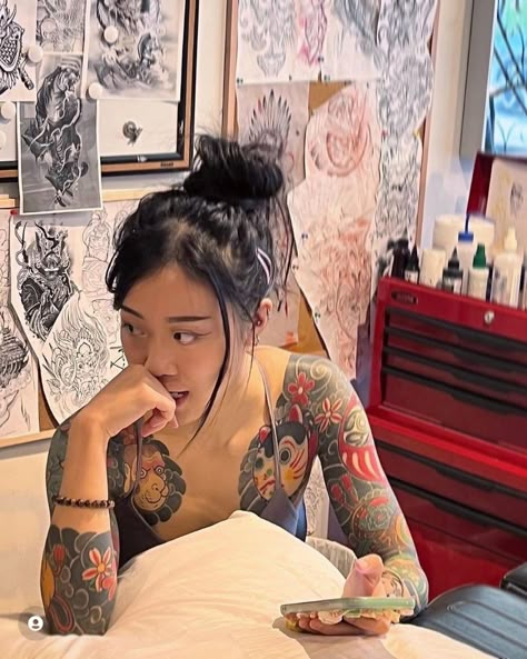 Tattoo Baddie, Tato Irezumi, Japanese Tattoo Women, Japanese Back Tattoo, Aesthetic Watercolor, Yakuza Tattoo, Japan Tattoo Design, Tattoed Women, Irezumi Tattoos