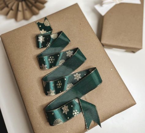 Christmas Gift Wrapping Diy, Pretty Gift Wrapping Ideas, Christmas Gift Wrapping Ideas, Gift Wrapping Diy, Xmas Gift Wrap, Gift Wrapping Techniques, Creative Gift Wraps, Gift Wrapping Inspiration, Gifts Wrapping Diy