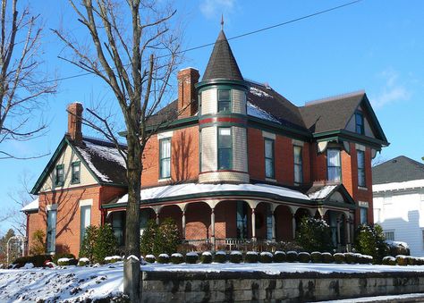 Victorian in Cadiz, KY love the turret, this house is on the Nat'l Historic register.  photo by armyarch House With Turret, Edwardian Houses, Cadiz Kentucky, Barn Garage Ideas, Edwardian Homes, Queen Anne Architecture, Land Between The Lakes, Victorian Queen, Victorian Exterior