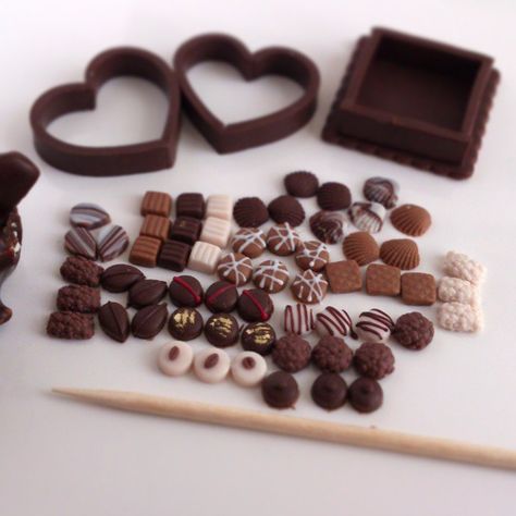 Miniature chocolate pralines ^^ Mini Patisserie, Dollhouse Bakery, Chocolate Pralines, Miniature Chocolate, Sees Candies, Polymer Clay Cake, Miniature Cake, Doll Food, Food Displays