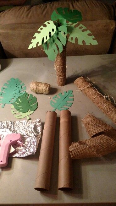 Palm trees out of paper towel rolls! Tropisk Fest, Festa Moana Baby, Moana Theme, ليلو وستيتش, Jungle Theme Birthday, Dinosaur Themed Birthday Party, Halloween Fest, Moana Birthday Party, Moana Party