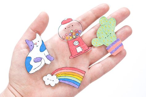 Kawaii Shrink Plastic Badges Shrink Plastic Templates, Shrink Paper Crafts, Shrinkies Ideas, Shrink Plastic Keychain, Shrink Plastic Ideas, Diy Shrink Plastic, Shrinky Dink Crafts, Shrinky Dink Jewelry, Shrinky Dink Earrings