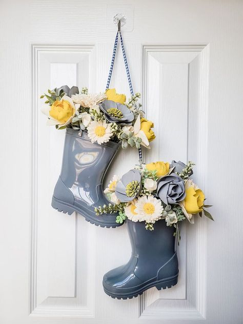 Get in the holiday spirit with these cute DIYS. Boot Wreath, Easter Porch Decor, Spring Door Decoration, Decoration Vitrine, Spring Decor Ideas, Diy Spring Wreath, Easter Pillows, Easter Egg Designs, Spring Craft