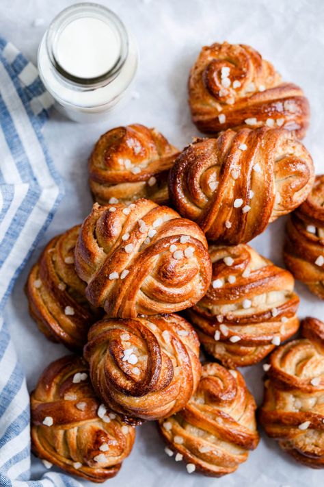 Beautiful, buttery, aromatic Swedish cardamom buns. These melt-in-your-mouth buns are perfect for sharing and enjoying with your favourite cuppa! #cardamombuns #baking #kardemummabullar | By Anna Banana Swedish Cardamom Buns Recipe, Cardamom Buns Recipe, Swedish Cardamom Buns, Cinnamon Bun Recipe, Cardamom Buns, Baking Buns, Anna Banana, Nyt Cooking, Bun Recipe