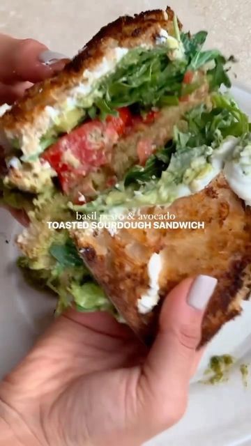 Low Calorie Sandwich, Arugula Sandwich, Sprout Sandwich, Toasted Sandwich, Vegan Food Recipes, Cream Cheese Sandwiches, Sourdough Sandwich, Avocado Sandwich, Avocado Pesto